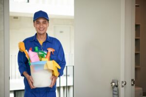 Pessoa trabalhando em uma empresa de limpeza