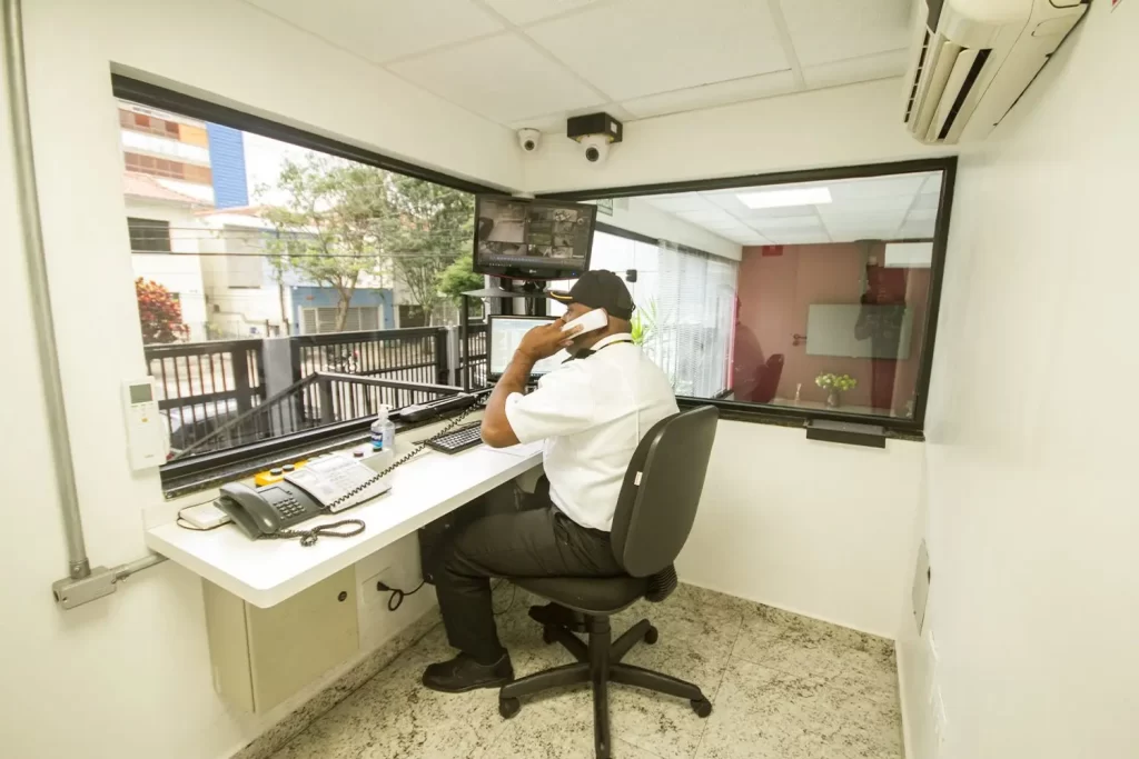Homem realizando serviços de portaria