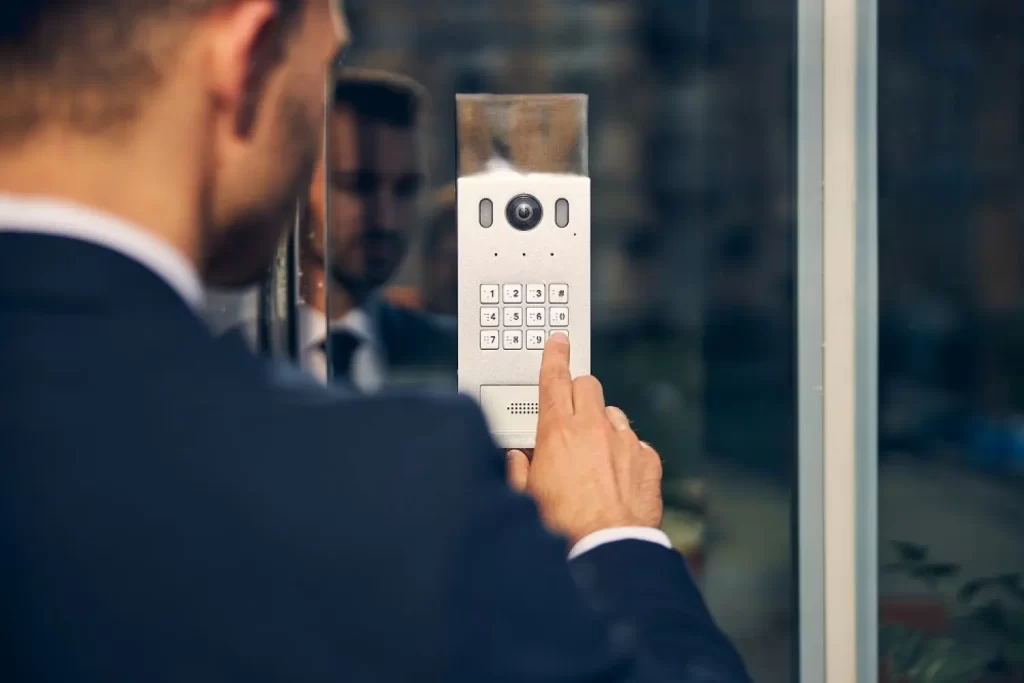Imagem de um profissional controlador de acesso.