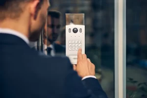 Imagem de um profissional controlador de acesso.