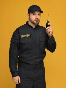 agente-de-seguranca-de-tiro-medio-posando-no-estudio