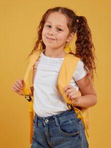 linda-garota-carregando-mochila-amarela