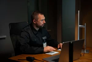 Homem realizando treinamento de segurança em um computador