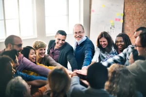 Segurança colaborativa representada por pessoas dando as mãos em sinal de trabalho em equipe