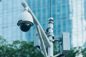Ilustração de uma torre de vigilância com monitoramento remoto integrada a diversas câmeras de segurança
