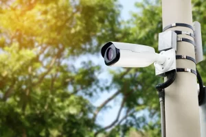 camera de segurança com IA em um poste