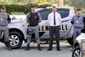 Vigilantes uniformizados em posição, ilustrando como contratar empresa de segurança terceirizada