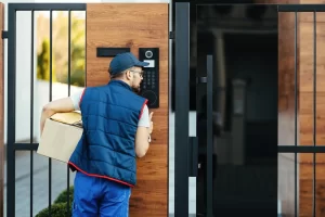 Um entregador se identifica em portaria autônoma de condomínio.