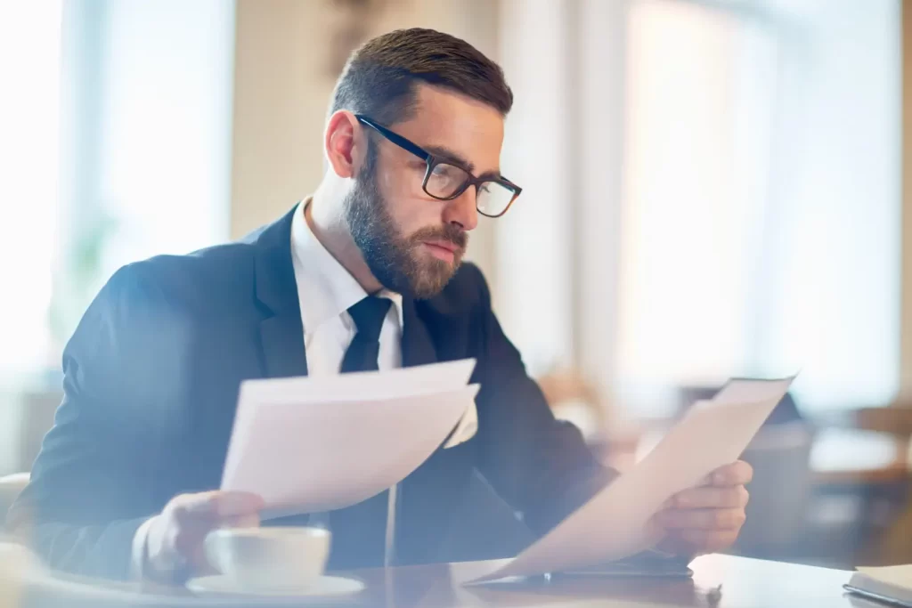 Um diretor de segurança analisa ISO 9001 segurança privada.