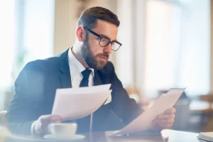 Um diretor de segurança analisa ISO 9001 segurança privada.