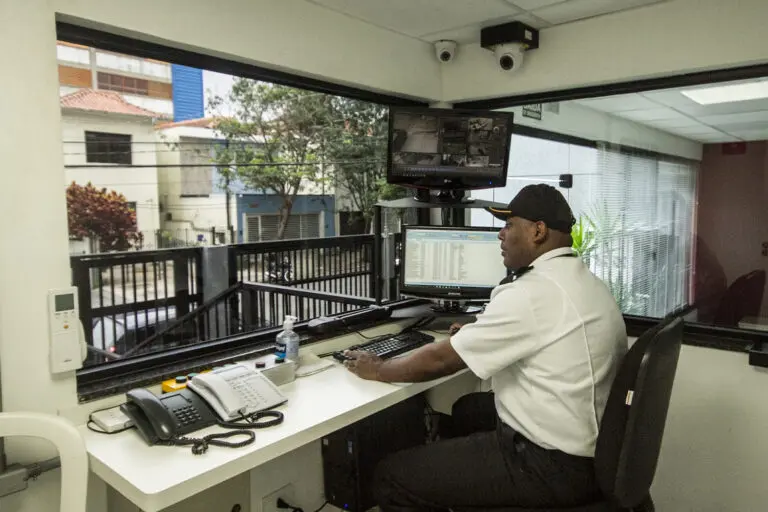 Agente de portaria e controle de acesso durante expediente depois de passar pro contratação de porteiro