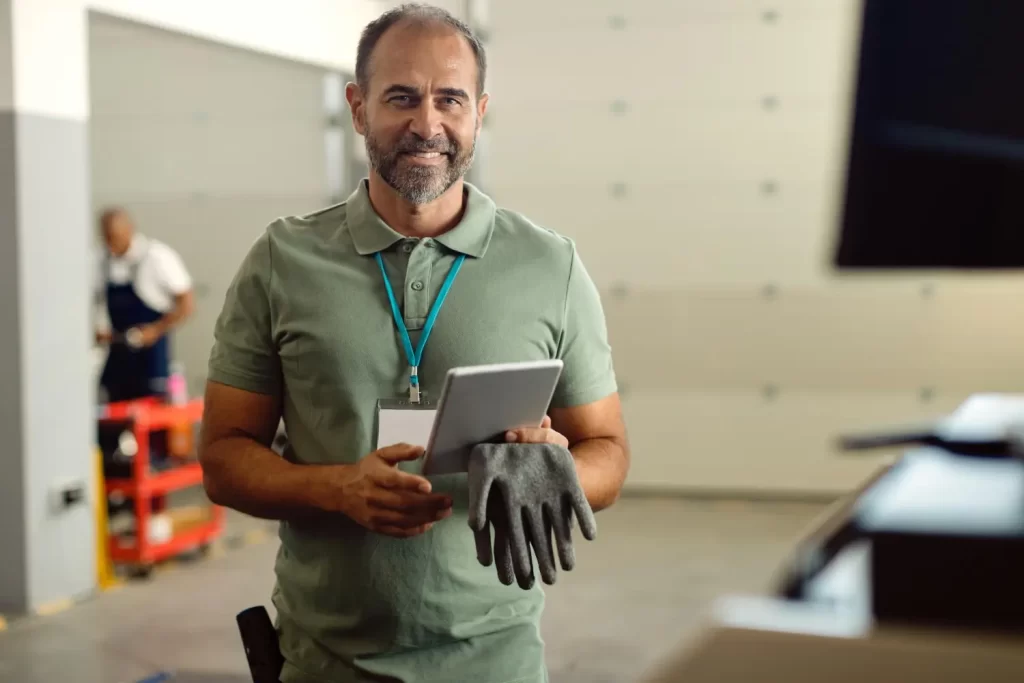 Inspetor de facilities fazendo checagem de operações
